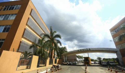 Anvisa emite alerta sobre uso de produtos para trançar cabelos