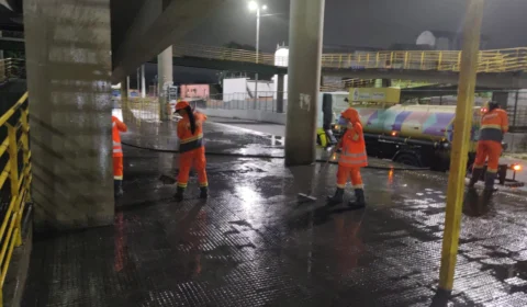 Terminais de ônibus passam por lavagem no período noturno em Manaus