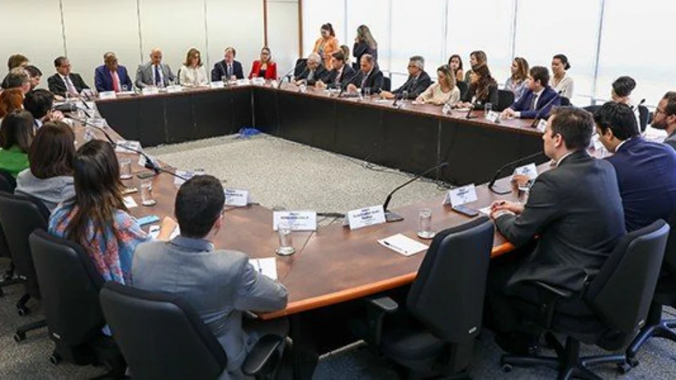 Desinformação no 2º turno: TSE e plataformas digitais discutem reforço contra crimes