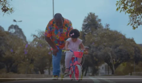 Dia das Crianças: Péricles lança música com participação da filha de 2 anos