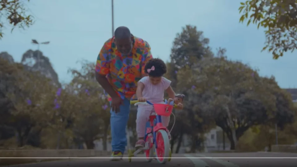 Dia das Crianças: Péricles lança música com participação da filha de 2 anos