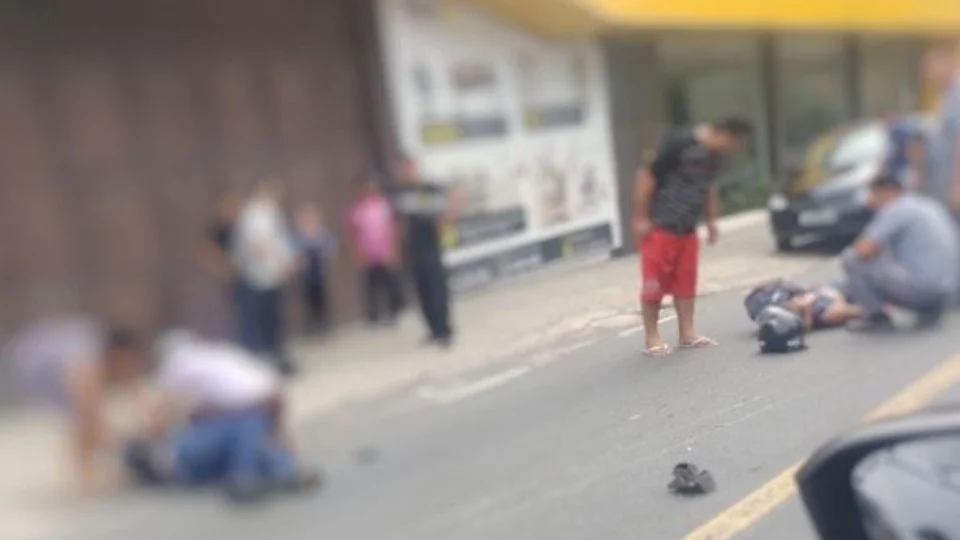 Casal fica ferido após colisão entre moto e carro na Zona Centro-Sul de Manaus