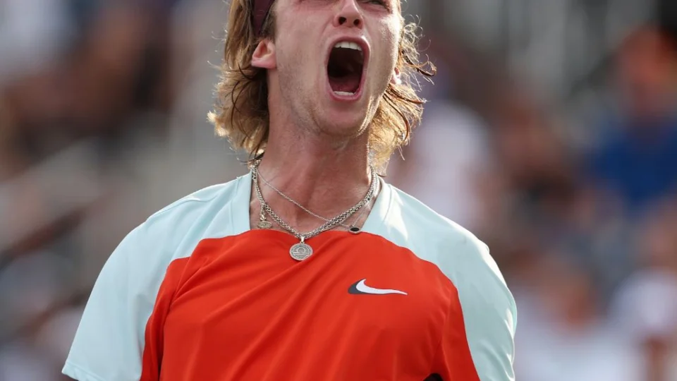 Andrey Rublev vence Stefanos Tsitsipas em primeira semifinal do ATP Finals em Turim