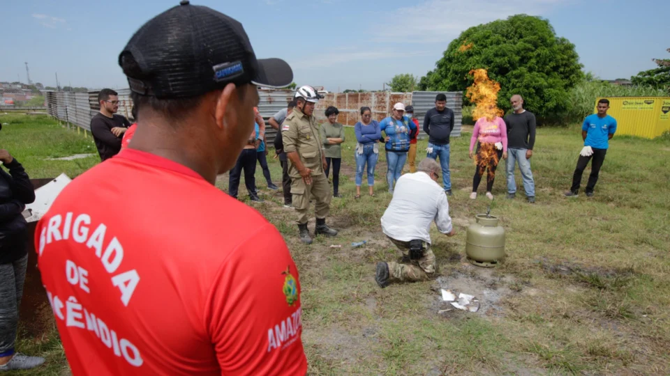 Curso de formação de brigadista é ministrado aos moradores do Prosamin+, em Manaus