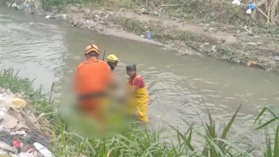 Homem é assassinado com tiros e facadas e corpo é jogado em igarapé em Manaus