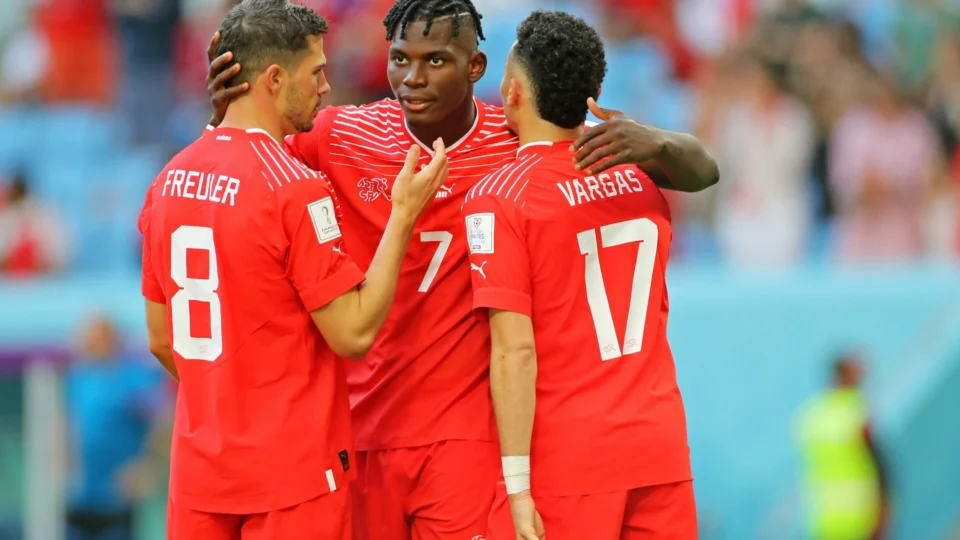 Atacante da Suíça faz gol em Camarões e não comemora; saiba motivo