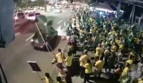 Carro arrasta cones de trânsito e assusta manifestantes na Zona Oeste de Manaus