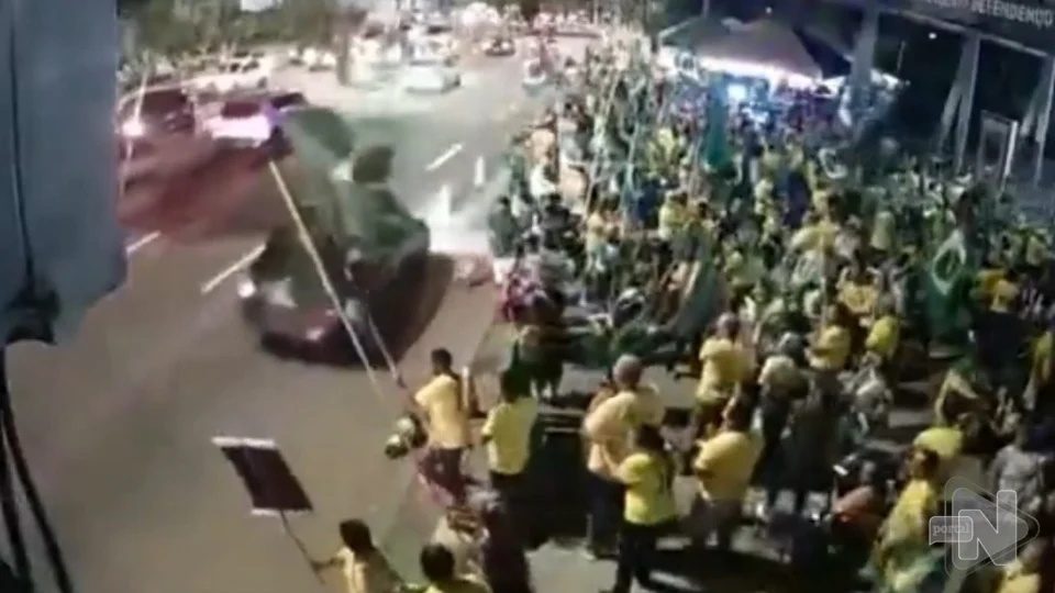 Carro arrasta cones de trânsito e assusta manifestantes na Zona Oeste de Manaus