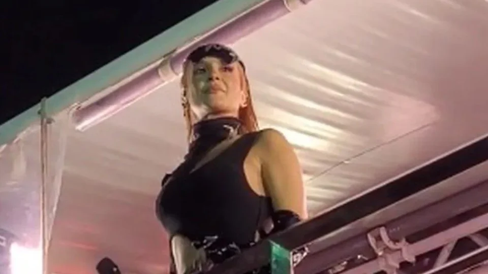 Claudia Leitte é recebida com vaia e coro para Lula durante show na Bahia