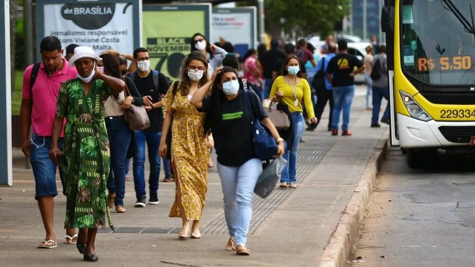 Covid-19: infectologistas defendem volta das máscaras e mais vacinação