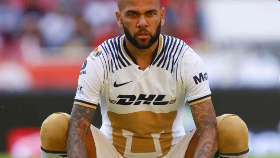 Técnico Tite defende convocação de Daniel Alves: ‘premia aspecto físico e mental’