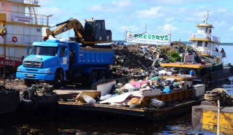 Em Manaus, 400 toneladas de lixo são retiradas do Rio Negro em 30 dias