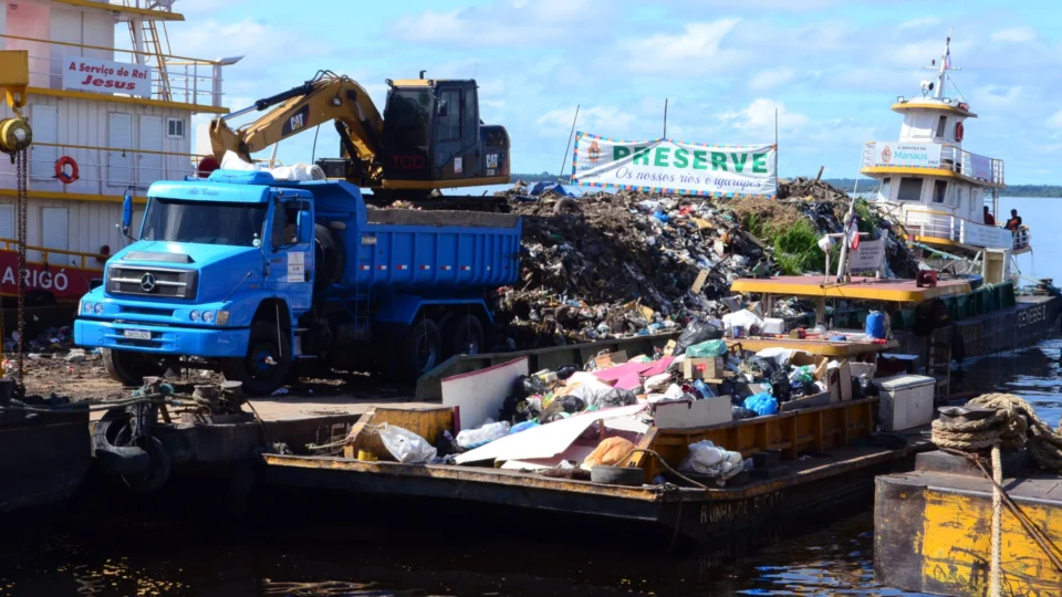 Em Manaus, 400 toneladas de lixo são retiradas do Rio Negro em 30 dias