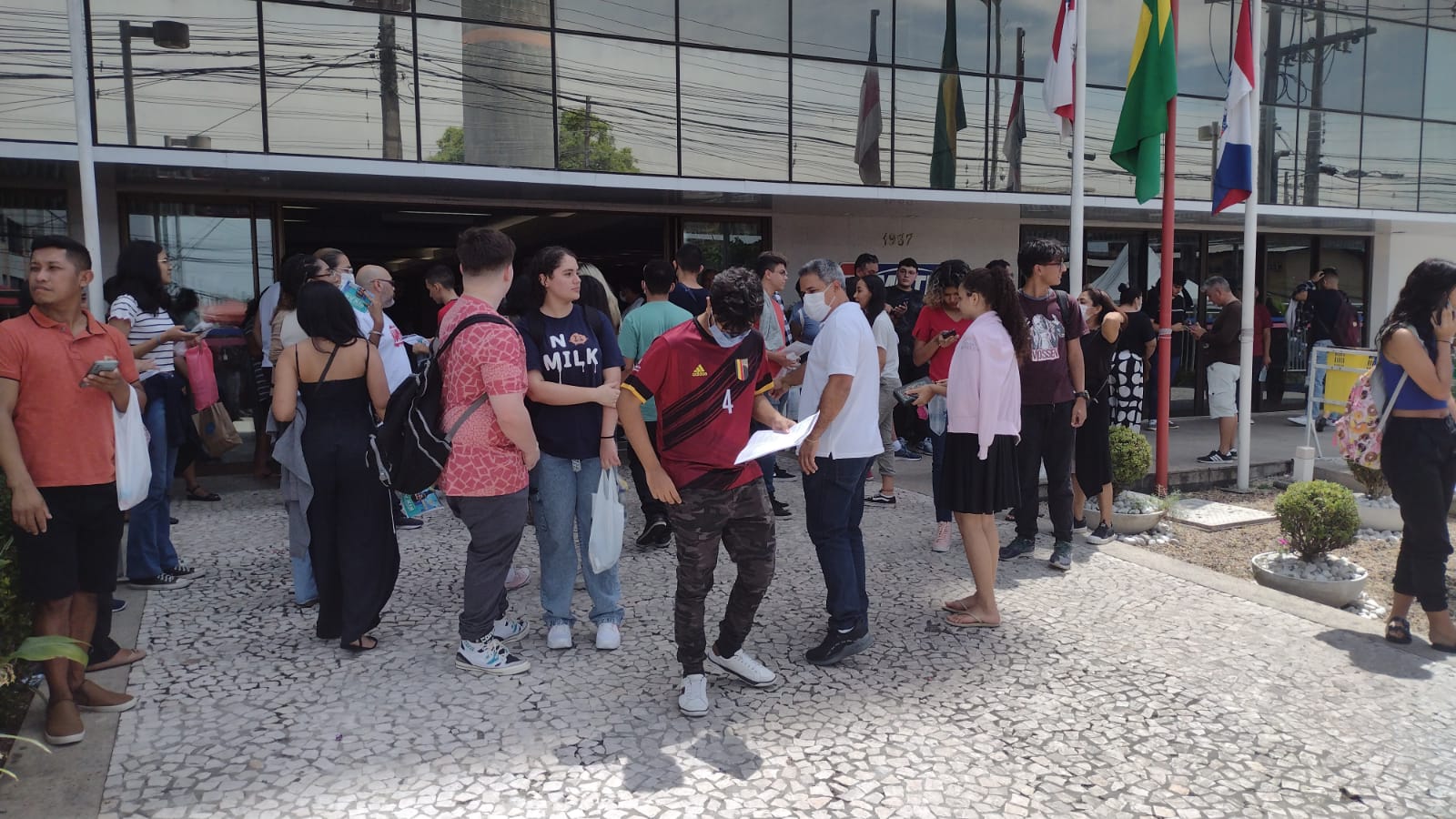 Candidatos em frente ao local de prova do Enem 2022 em Manaus - Foto: Charles Pessoa