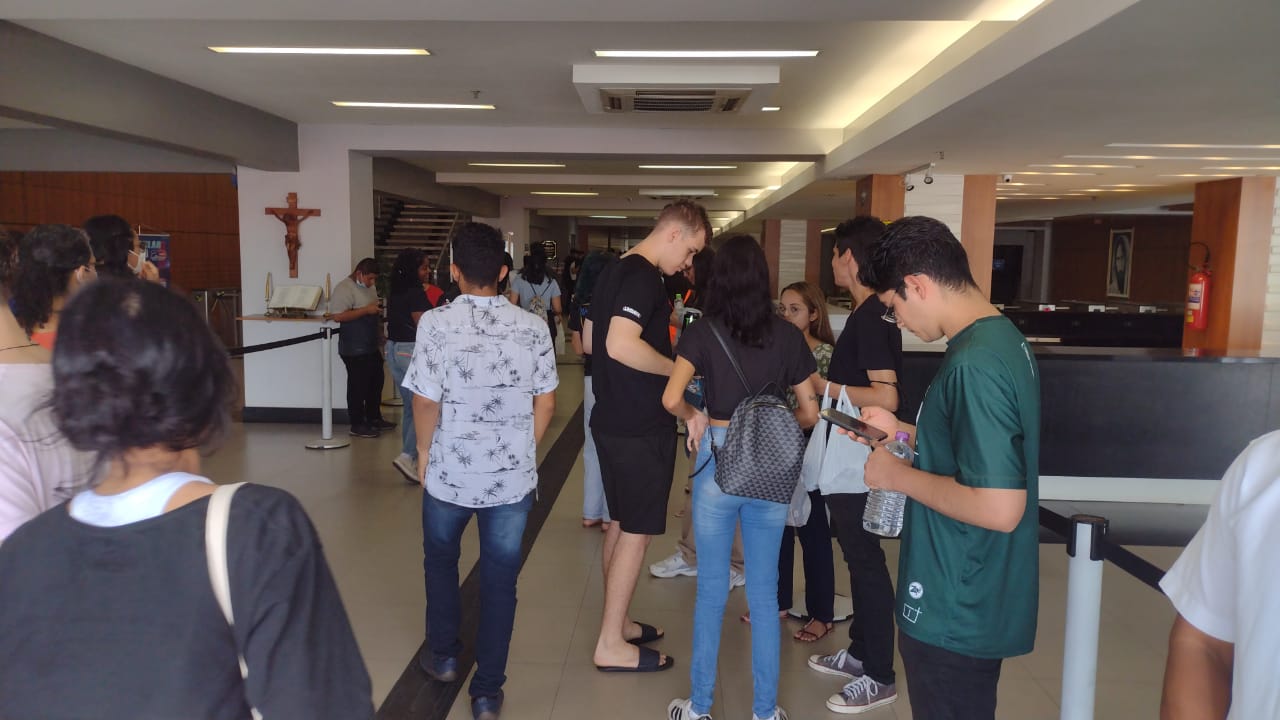 Candidatos em frente ao local de prova do Enem 2022 em Manaus - Foto: Charles Pessoa