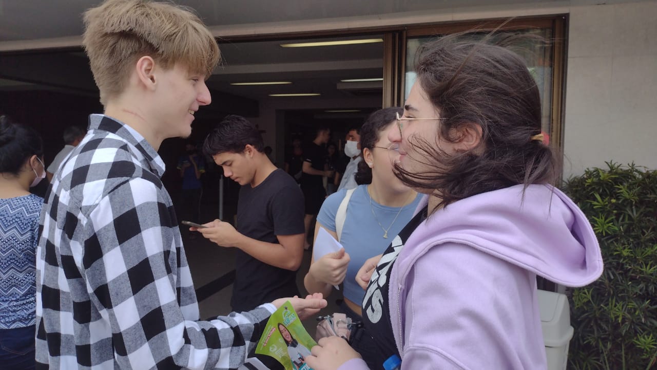 Candidatos em frente ao local de prova do Enem 2022 em Manaus - Foto: Charles Pessoa