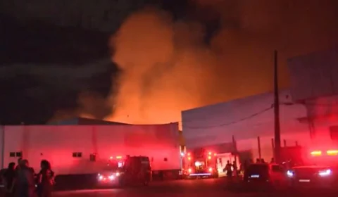 Incêndio de grande proporção atinge fábrica de colchão na Zona Oeste de Manaus