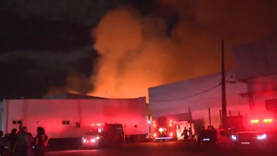 Incêndio de grande proporção atinge fábrica de colchão na Zona Oeste de Manaus