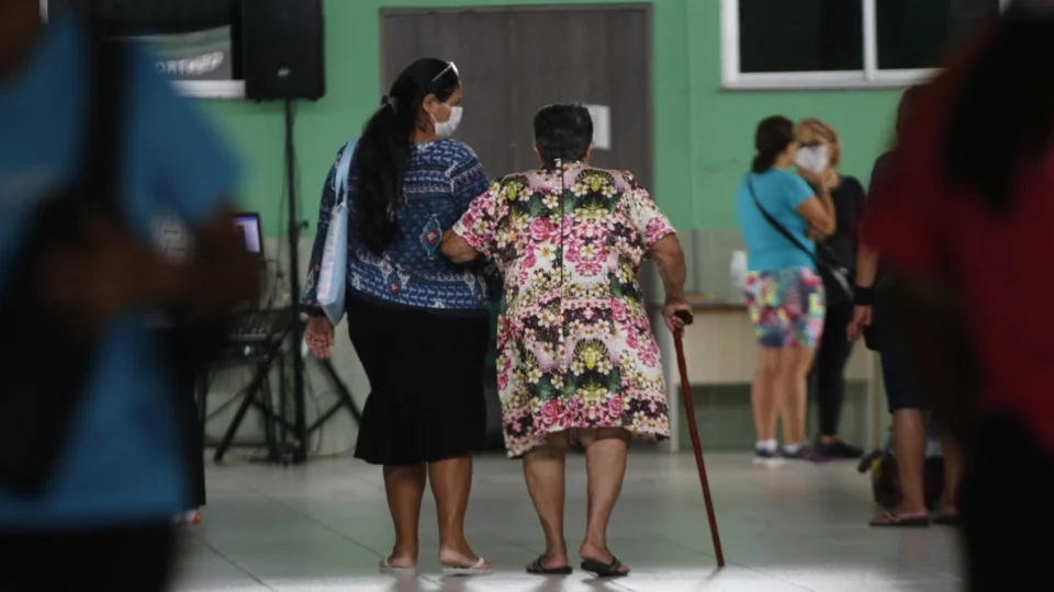 Funati firma parceria com universidade para atender idosos em Manaus