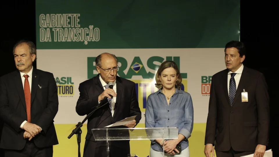 Alckmin nomeia ex-ministros para transição; Carvalho atuará na posse de Lula