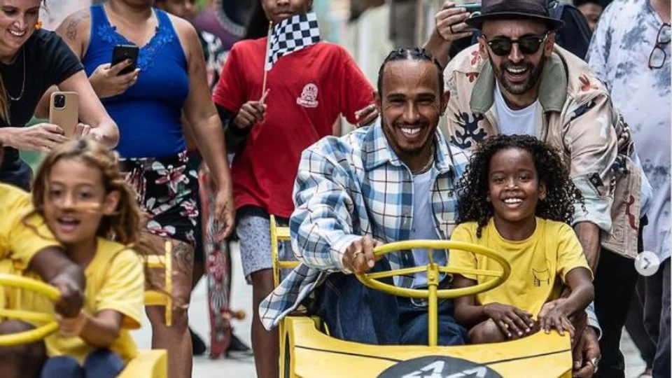 Lewis Hamilton visita projeto social no Rio de Janeiro nesta quarta