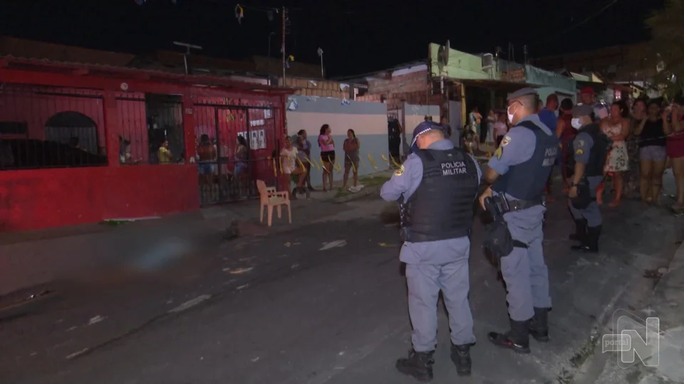 VÍDEO: homem é baleado enquanto ajudava a erguer bandeiras em rua de Manaus