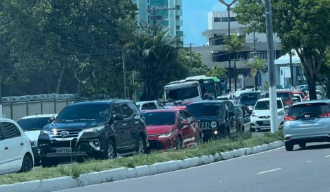 Condutores enfrentam trânsito caótico após tubulação romper na Zona Oeste de Manaus