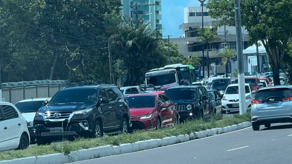 Condutores enfrentam trânsito caótico após tubulação romper na Zona Oeste de Manaus