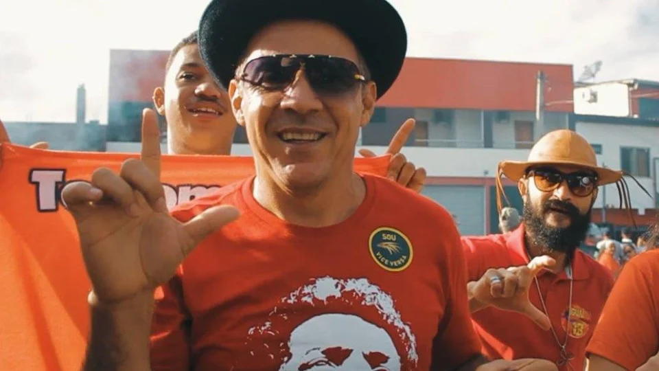 ‘Tá na hora do Jair já ir embora’ segue nas primeiras posições do Spotify Brasil; ouça