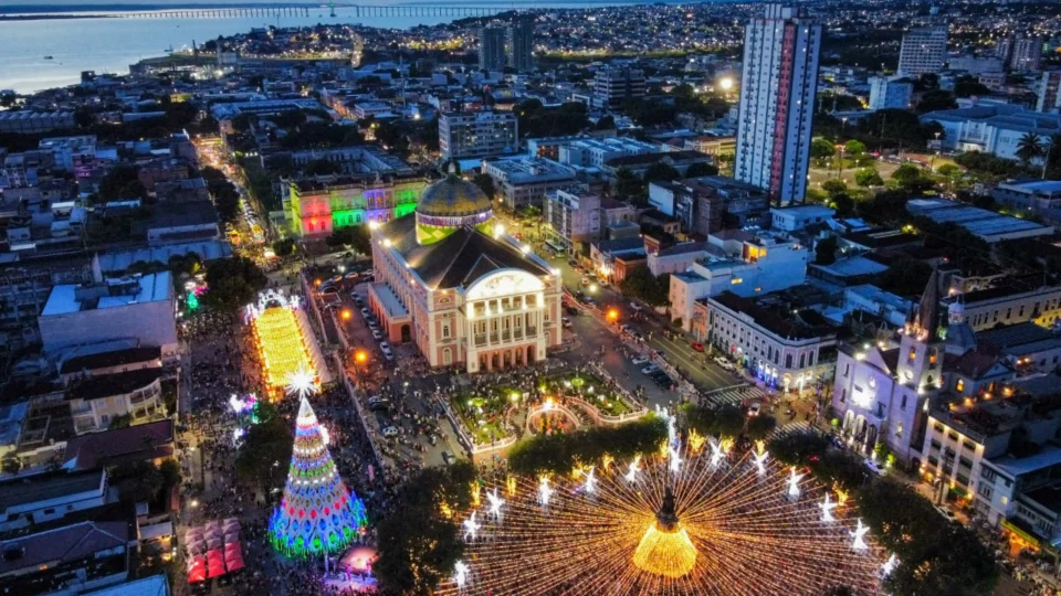 Teatro Amazonas: Largo de São Sebastião recebe decoração de Natal em Manaus