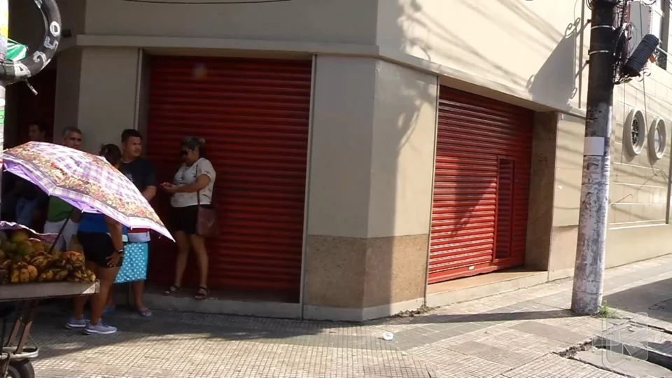 VÍDEO: loja de eletrodomésticos é invadida e roubada no Centro de Manaus 