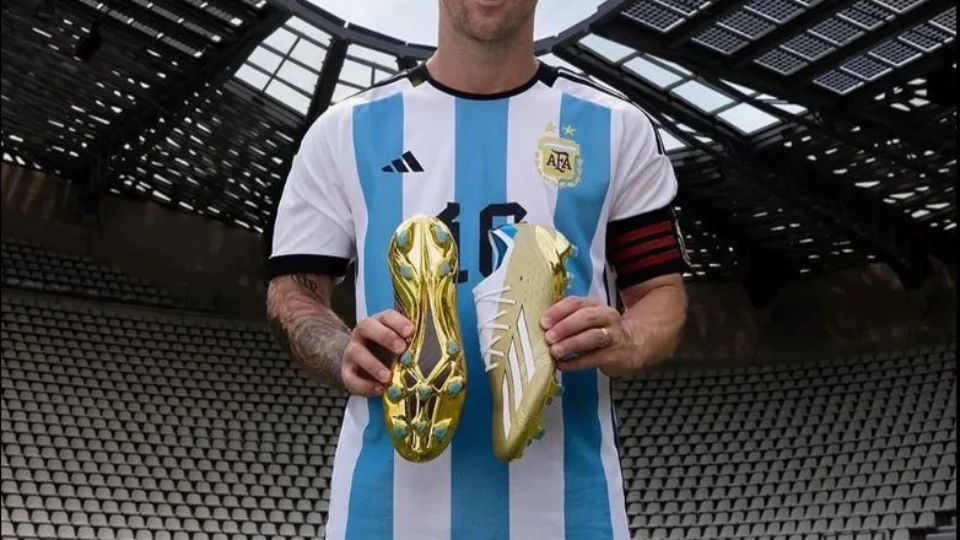 Copa do Catar: Lionel Messi posa para fotos e apresenta chuteiras que usará no Mundial