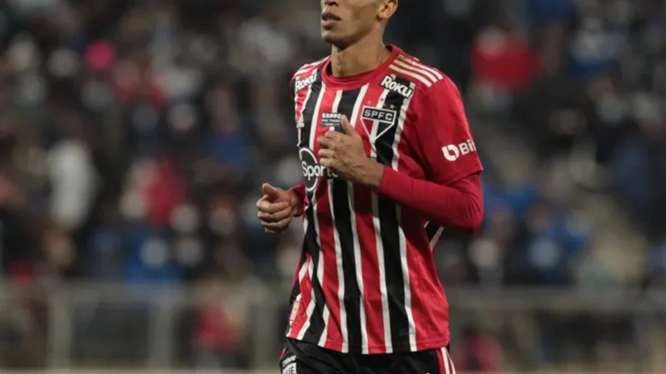 Zagueiro Miranda anuncia saída do São Paulo nesta quinta