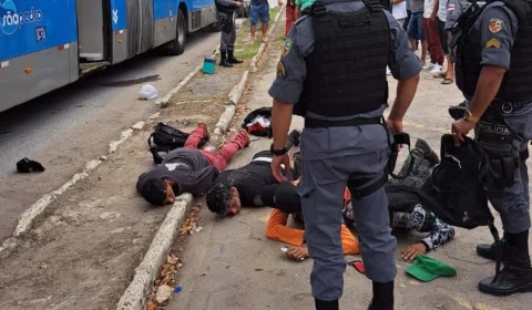 VÍDEO: motorista emite sinal de alerta e salva ônibus de assalto em Manaus