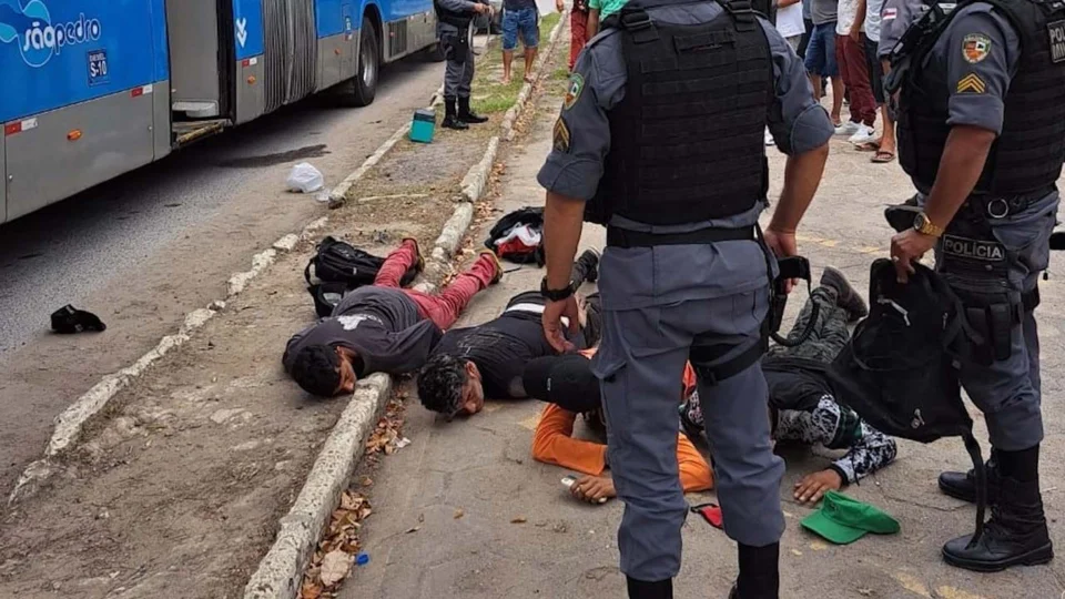 VÍDEO: motorista emite sinal de alerta e salva ônibus de assalto em Manaus