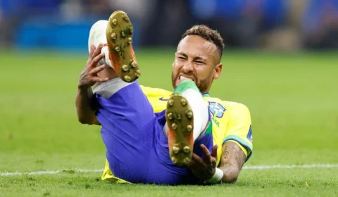 Neymar sofre entorse no tornozelo direito na estreia da Copa, diz médico da Seleção