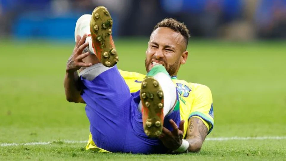 Neymar sofre entorse no tornozelo direito na estreia da Copa, diz médico da Seleção