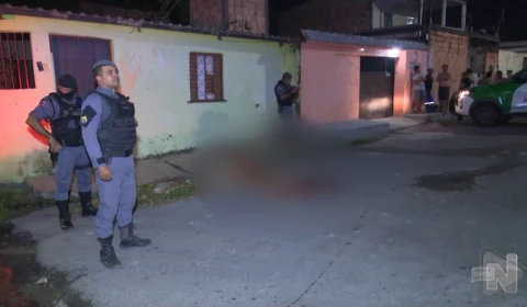 VÍDEO: homem é morto e jogado de carro preto em rua da Zona Leste de Manaus