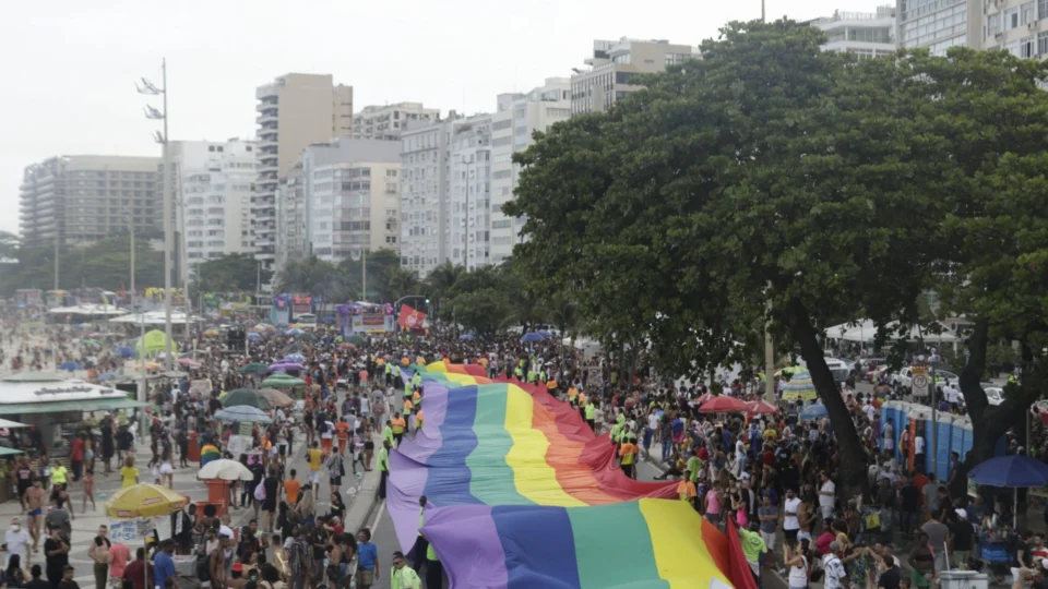 Parada do Orgulho LGBT+ reúne 800 mil pessoas no Rio de Janeiro