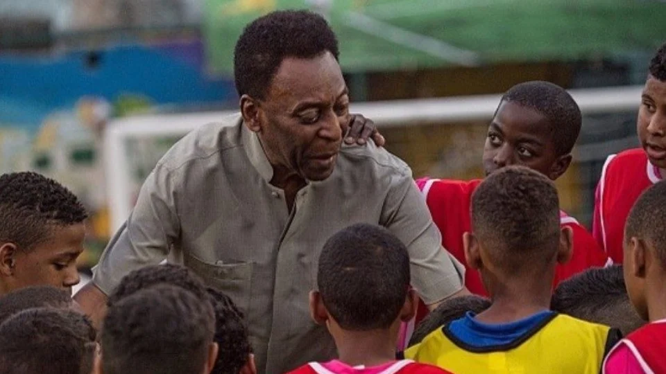 Ex-jogador Pelé é internado em hospital de SP e situação preocupa médicos