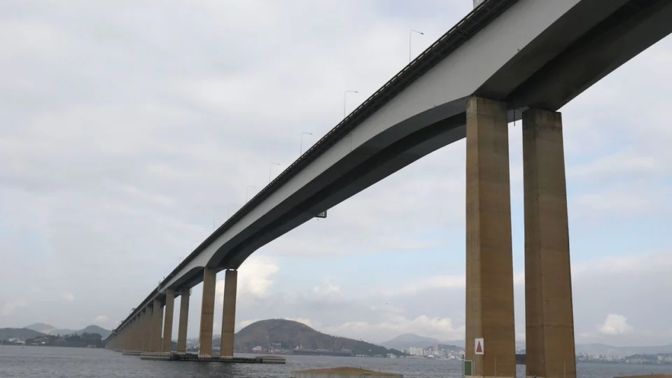 Ponte Rio-Niterói é totalmente liberada após colisão de navio