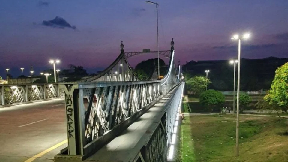 Nova iluminação da ponte da Avenida 7 de Setembro, em Manaus, passa por teste