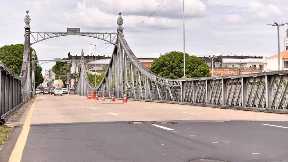 Dupla suspeita de furtar equipamento de iluminação de ponte é presa em Manaus