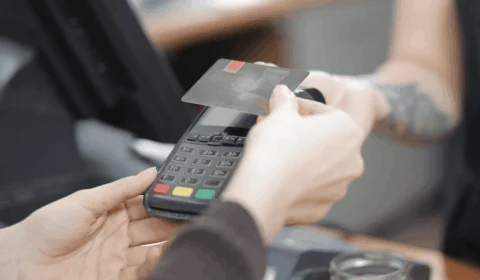 Pagamentos com cartões movimentam R$ 827 bilhões no 3º trimestre no Brasil