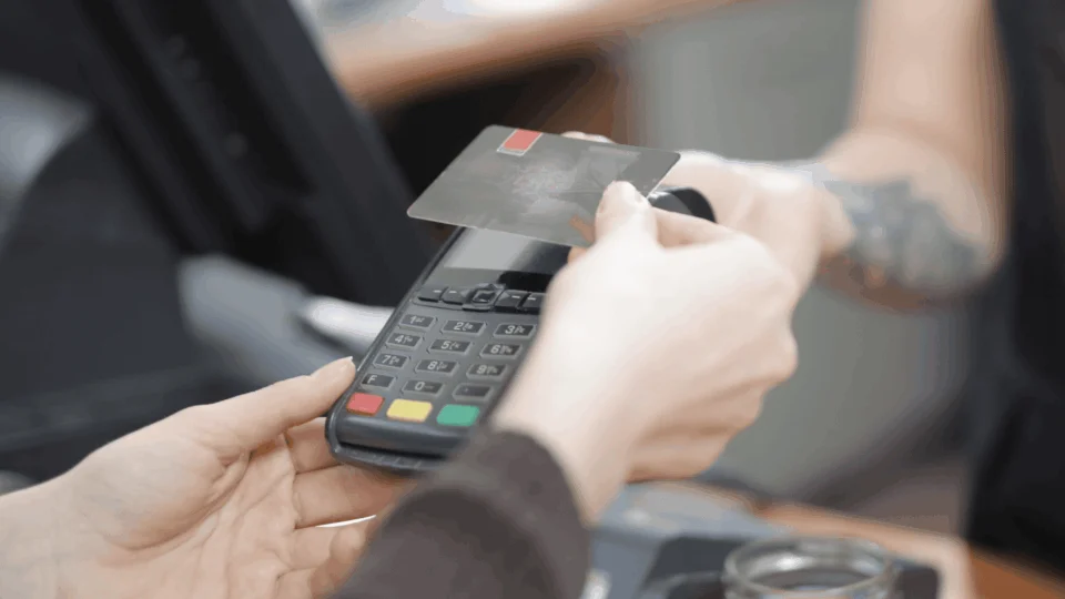 Pagamentos com cartões movimentam R$ 827 bilhões no 3º trimestre no Brasil