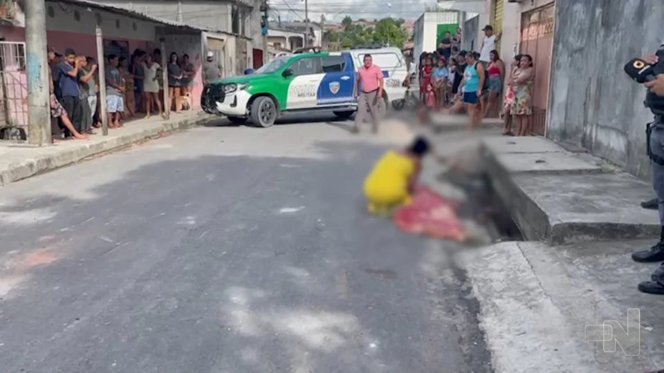 VÍDEO: suspeitos filmam corpo após execução a tiros na Zona Leste de Manaus 
