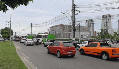 Trânsito fica lento durante manifestação na Ponta Negra, em Manaus