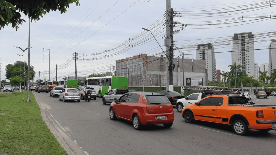Trânsito fica lento durante manifestação na Ponta Negra, em Manaus