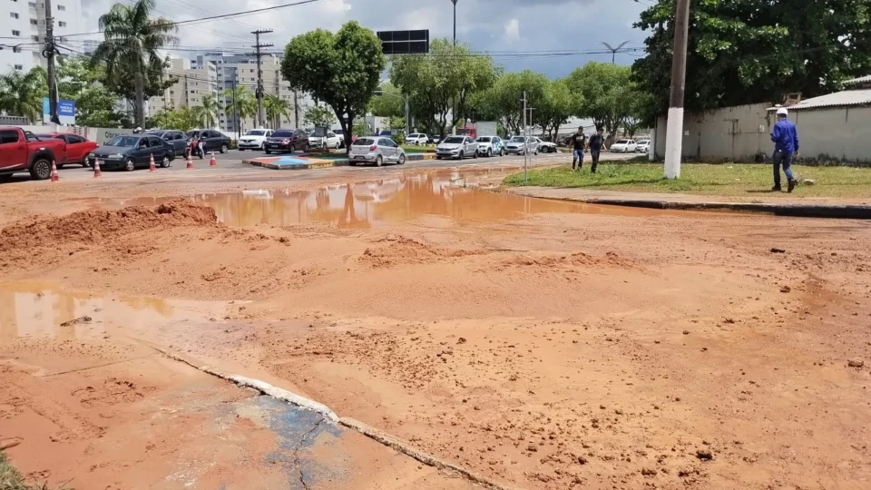 Tubulação rompe e lama invade casas na Zona Oeste de Manaus