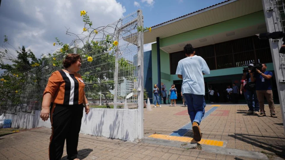 Primeiro dia de provas do vestibular da UEA registra quase 7 mil faltosos